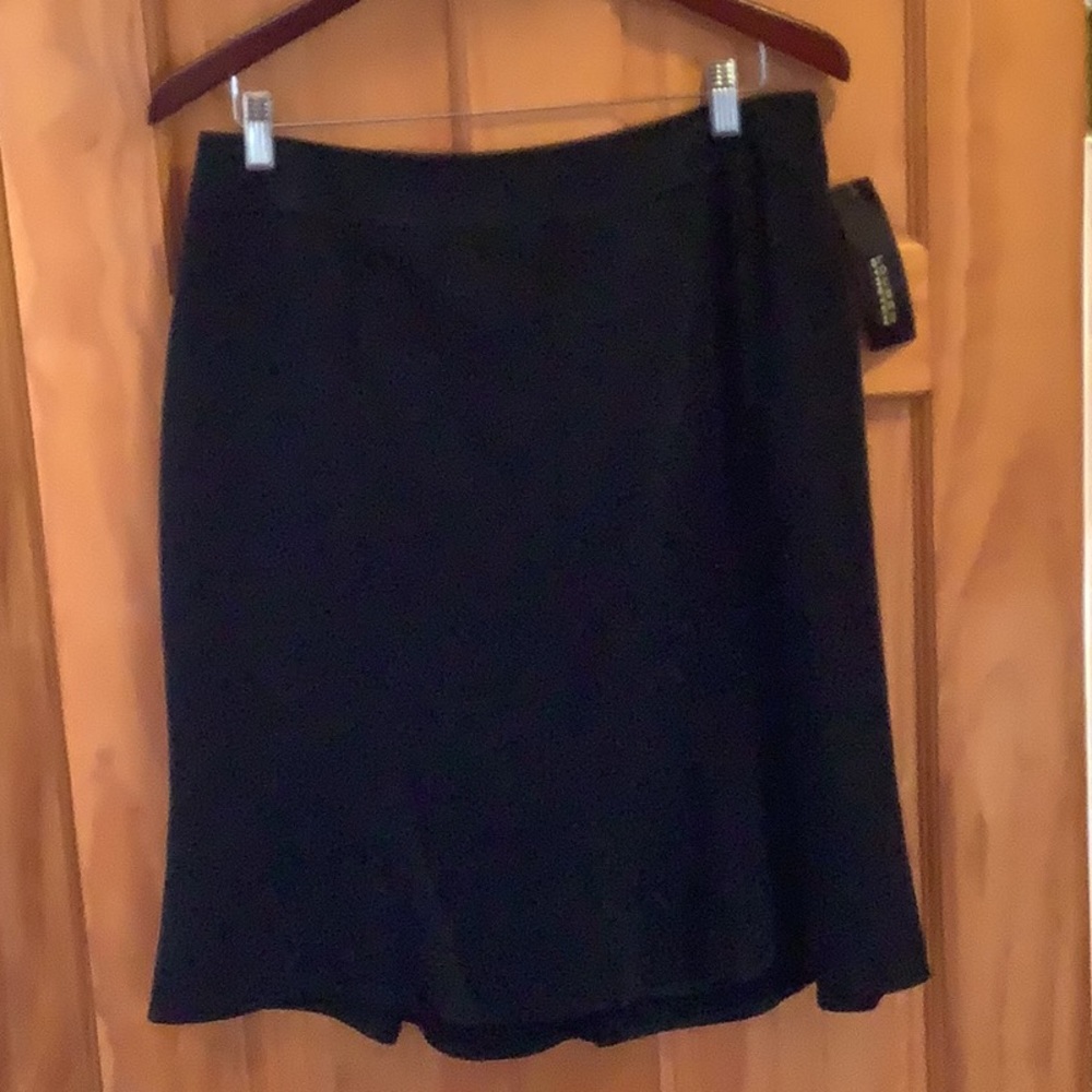 Black skirt. Sz 14. Lined . Flair at bottom,34 waist x 24length.  Louden . NWT.